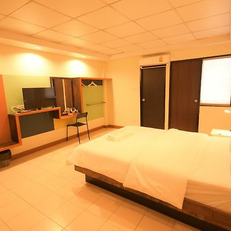 Room At Prachachuen Nonthaburi Luaran gambar
