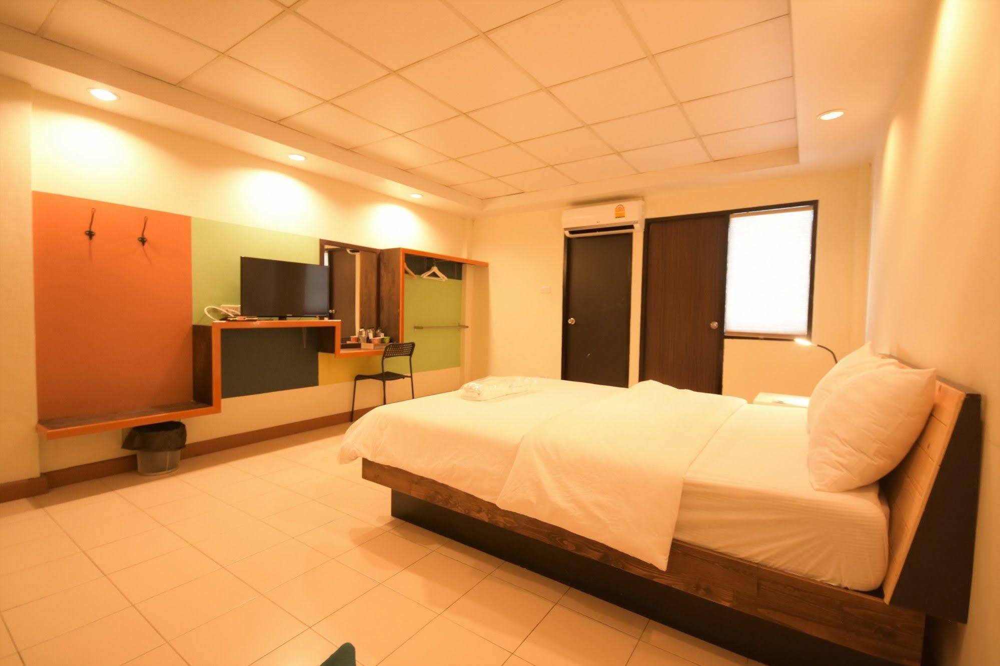 Room At Prachachuen Nonthaburi Luaran gambar